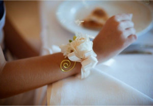 Свадебный браслет из цветов