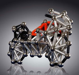 Модель мотоцикла, собранная из магнитного конструктора